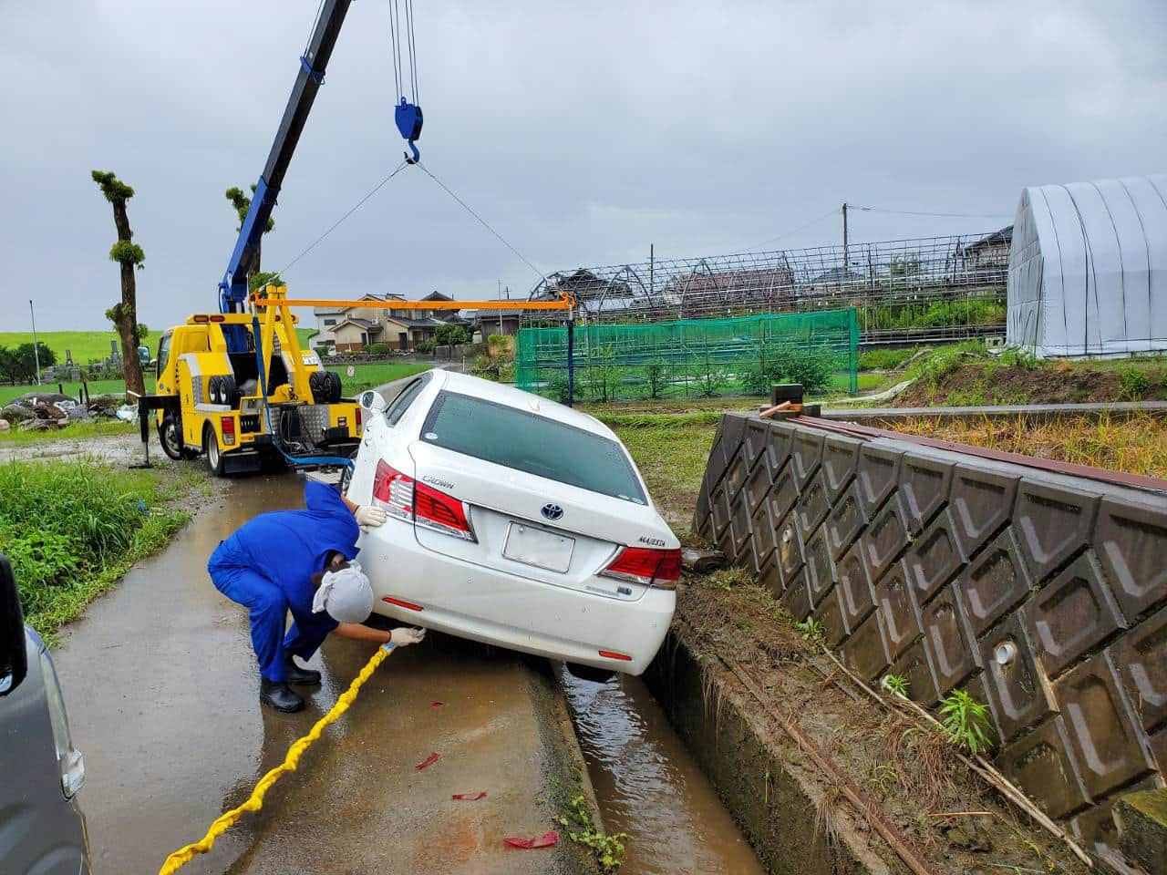 脱輪した車を引き揚げている様子